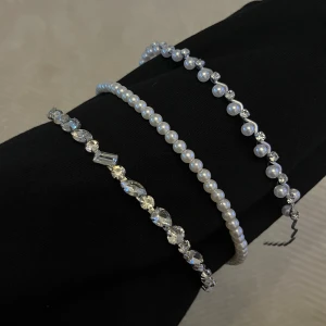 Tre glittriga hårband med pärlor och kristaller - Säljer tre eleganta hårband, ett med små vita pärlor, ett med större pärlor och ett med gnistrande kristaller i olika former. Perfekta för att lyfta din look med en touch av glamour.