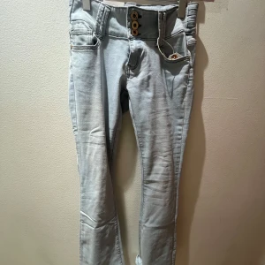 Snygga jeans - Skit snygga jeans köpta i Kista gallerian! Råkade köpa fel storlek❤️