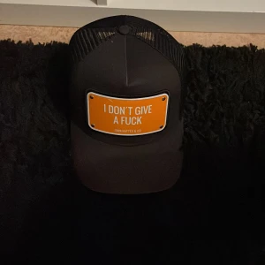 John hatter keps  - John hatter keps ”I DON’T GIVE A FUCK” inte jätte använd. skick skulle jag säga 7/10. Pyttelite solblekt men inga andra problem (inte tappat form). Pris går att diskutera.😆