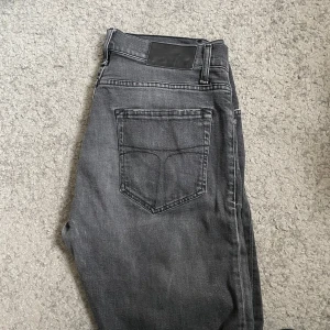 Tiger Of Sweden jeans - Tiger of sweden jeans rätt så bra skick 7/10, de är för stora för mig så vill ej ha dom,  jeansen har är nåt litet märke som ej syns. L:107cm W:42cm