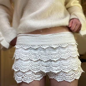 Spetsshorts  - Supersnygga spetshorts, står ej storlek men skulle säga de är ungefär s, men de har resår så passar större o mindre💕💕