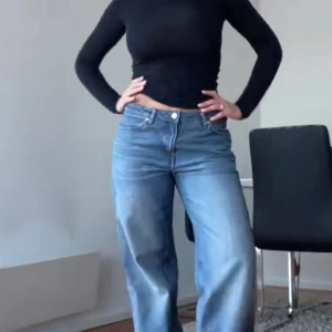 Blåa ample jeans från Weekday  - Säljer ett par blåa jeans från Weekday . Jeansen har klassisk femficksdesign och raka ben. Perfekta för en avslappnad och trendig look. W26 L30