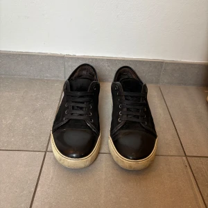 Lanvin skor Uk7 41/42 - Lanvin skor i skick 8/10 utan några defekter, använda ett tag. Om ni undrar något så är det bara att fråga! Pris ej hugget i sten!