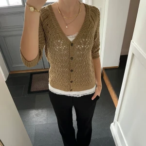 Beige stickad kofta  - Beige trekvartsärmad stickad kofta från Zara i storlek M, skulle säga att den även passar S. Fibt skick. Använd gärna köp nu!