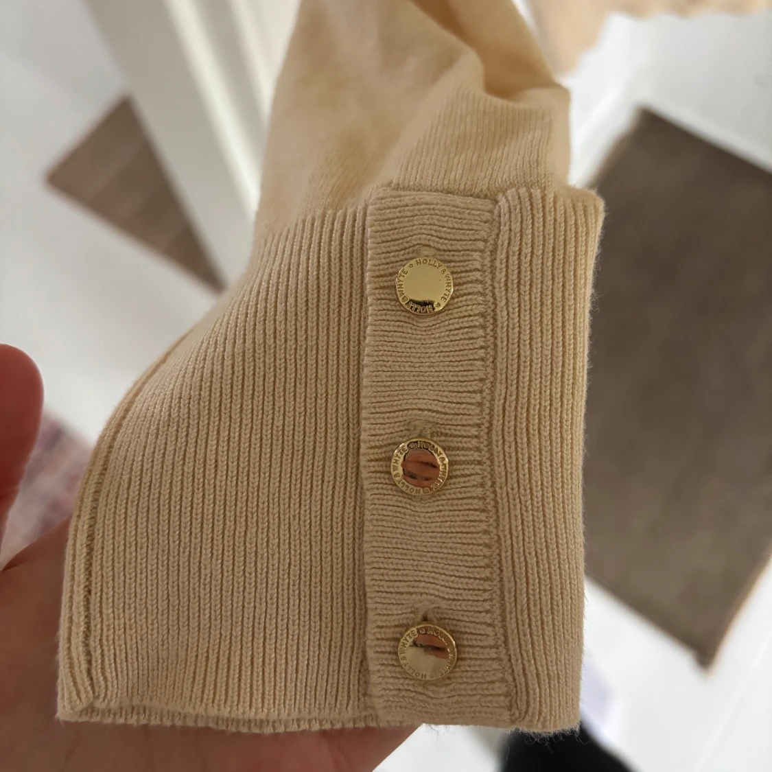 Beige stickad tröja från Holly & Whyte - 2