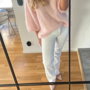 Vita raka jeansbyxor - Säljer ett par vita jeans med rak passform och en liten utsväng. Använd ett fåtal gånger då dom inte passar längre. Köpta på bik bok för 699kr. Skriv för mer bilder eller angående pris 