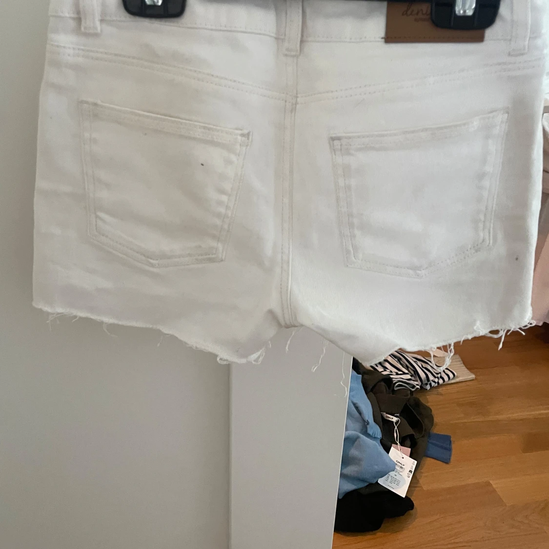 Vita jeansshorts med fransar - 1
