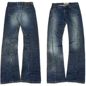 Flared jeans herr - Säljer ett par klassiska blå bootcut jeans med gul kontrastsöm och broderad bakficka. Jeansen har flared passform och är tillverkade i slitstarkt denim. Perfekta för dig som gillar en tidlös stil. Midja (40cm) längd (105cm)