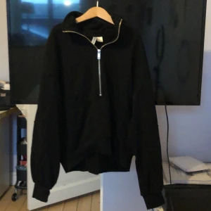 Svart halvzip sweatshirt från H&M - Svart sweatshirt från H&M Basic med halv dragkedja framtill och hög krage. Tröjan har långa ärmar och en avslappnad passform, perfekt för en chill och enkel stil. Den är som ny och jätte bra skick❤️