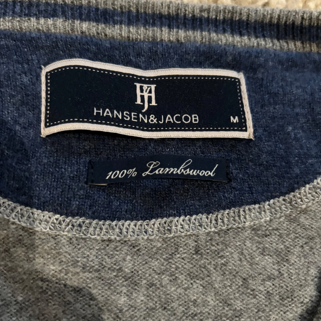 Grå v-ringad tröja från Hansen & Jacob - 1