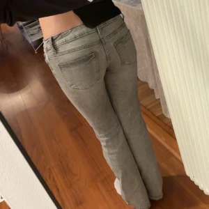 Grå bootcut jeans - Säljer ett par gråa jeans från gina som inte finns kvar längre. jeansen är i storlek 152 och väldigt lågmdajde. säljer pga för korta. pris kan diskuteras