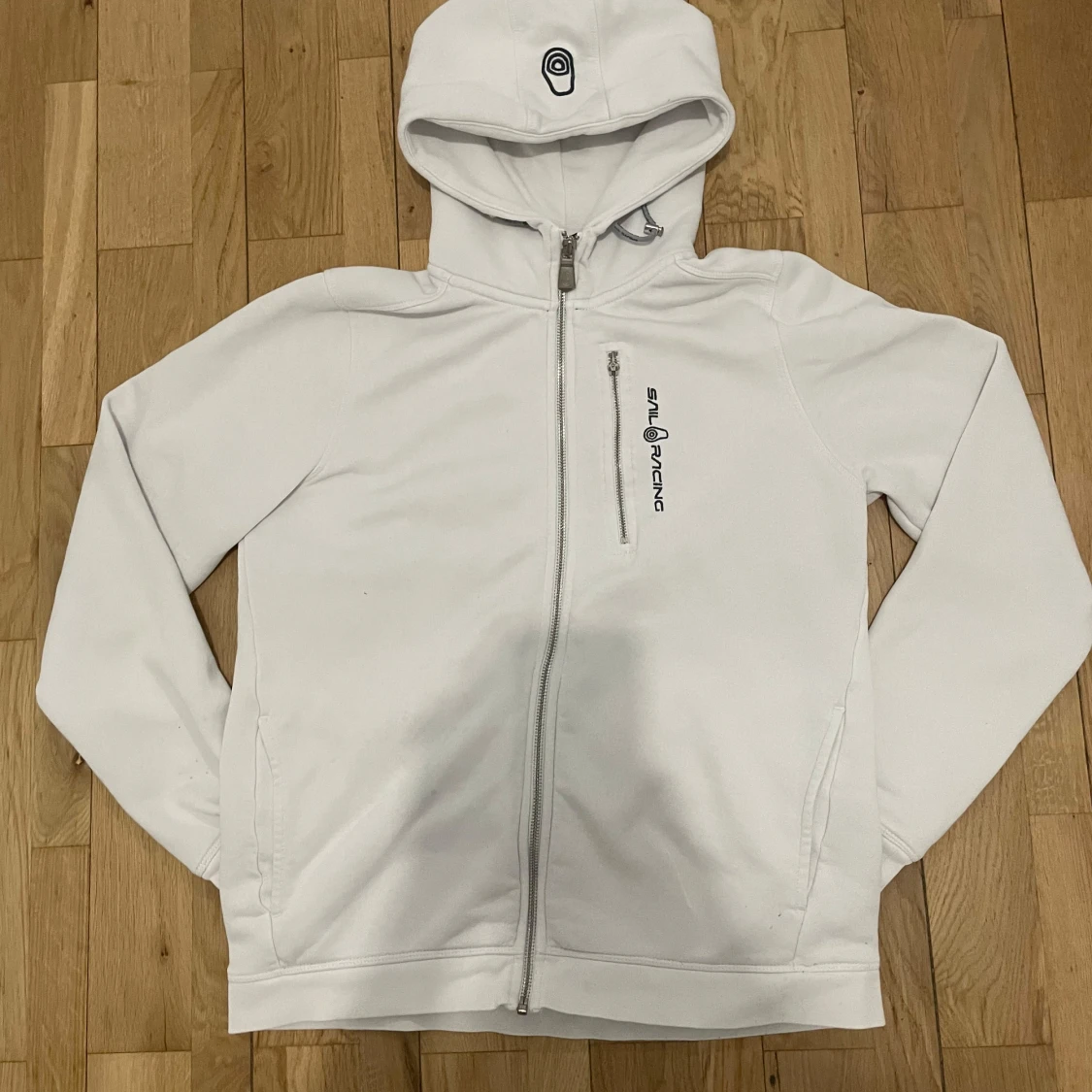 Vit hoodie med dragkedja från Sail Racing