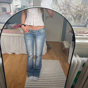 Snyggaste jeansen💞 - Säljer nu dessa assnygga jeans som är lågmidjade och bootcut, lite slitna längst ner annars fint skick❤️