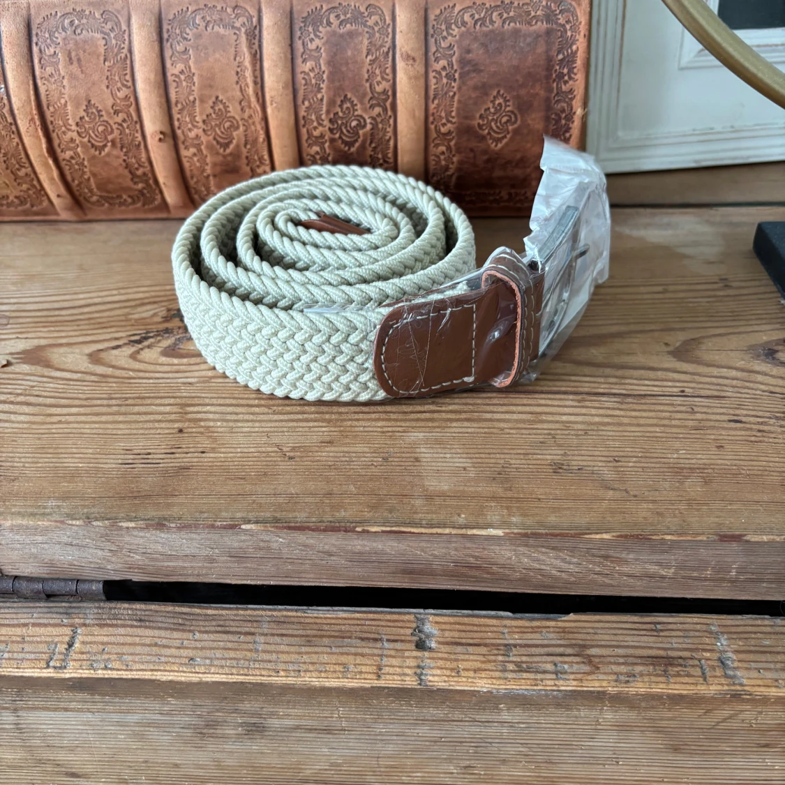 Beige flätat bälte med bruna skinn-detaljer