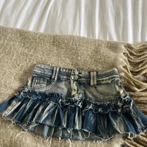 Blå jeanskjol med volanger - Säljer en blå jeanskjol jag köpte på vinted, aldrig använd💕