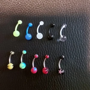 10st navelpiercingar - 5st smycken i plast och 5 st i kirurgiskt stål. Aldrig använda. 