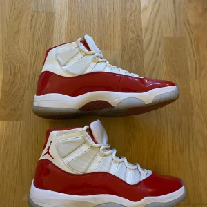 Nike Air Jordans 11 Retro 'Cherry' - Säljer mina sparsamt används Jordan 11 ”Cherry”. Jättesköna streetskor, kan såklart användas som basketskor om man vill sticka ut från mängden. Köptes nya på KLEKT. Finns kvitto