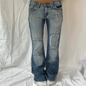Coola unika jeans  - Såå snygga och coola jeans. 😍 Unika detaljer  Modellen är 162 cm  Midje mått på jeansen 39 cm  Innerbenslängd 82 cm