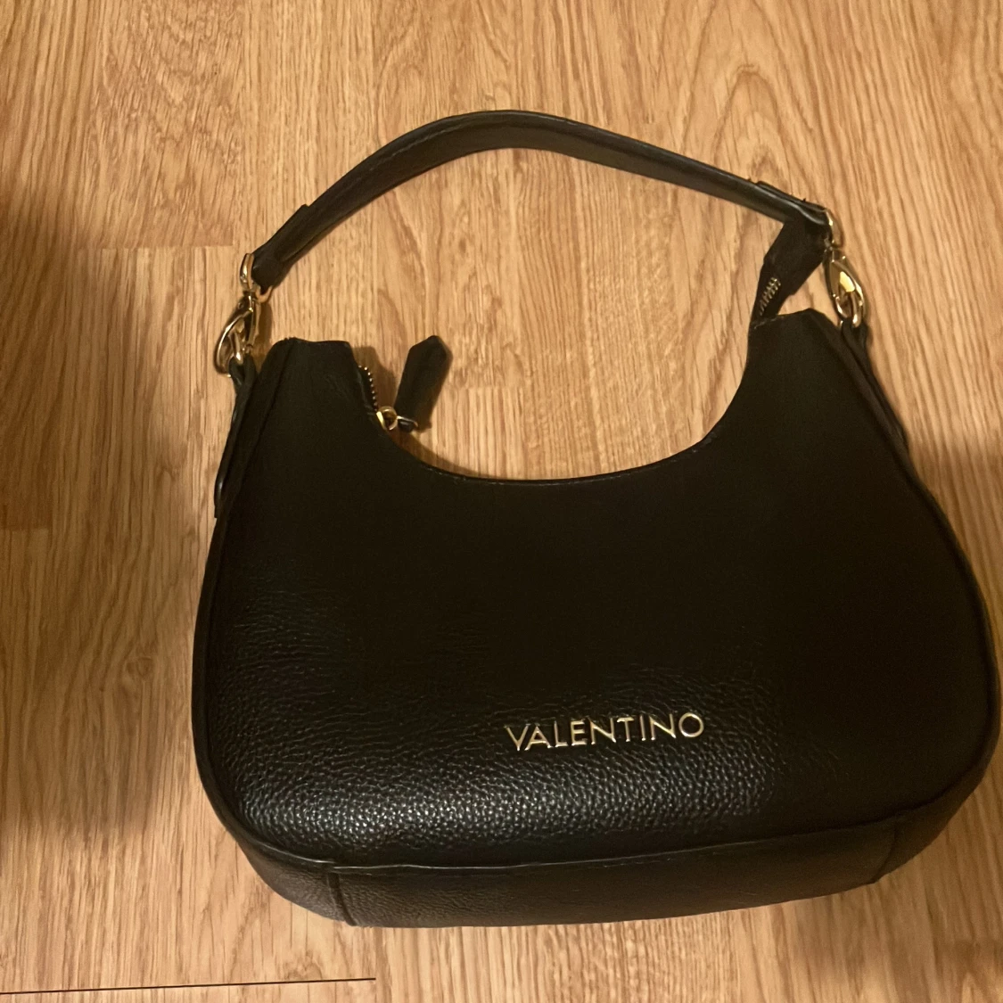 Svart handväska från Valentino