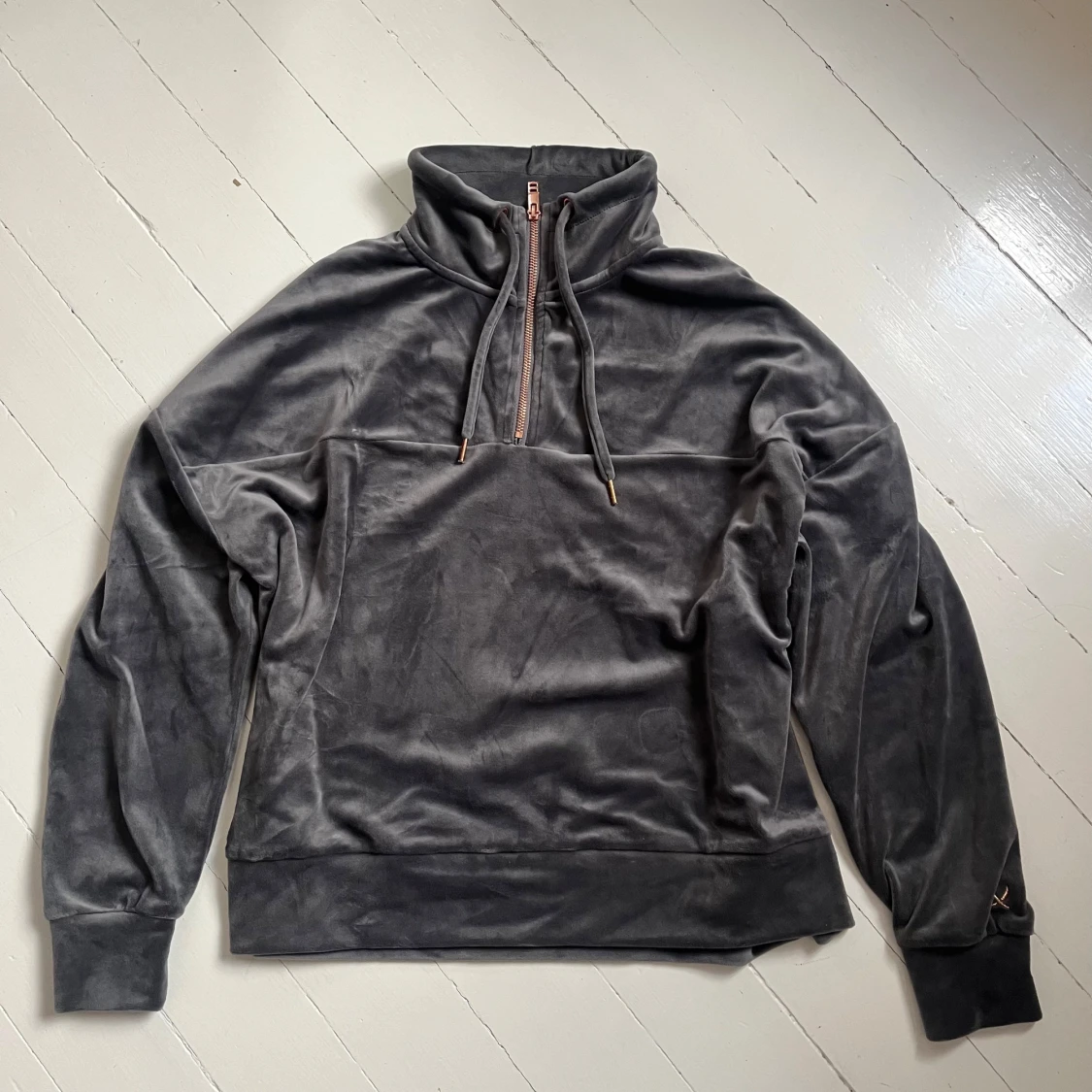 Mörkgrått mjukisset i velour - 1