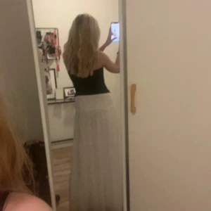 Vit långkjol med spetsdetaljer - Säljer en vit långkjol med fina spetsdetaljer. Jette fin lång kjol från Gina tricot Young lappen är avklippt. Men den passar mig och jag brukar ha s/xs