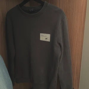 APC tröja - A.P.C. tröja i fint skick ~ 9/10 | Notera: Sitter mer som S än M | Sitter bäst på längder mellan 170-177 ish / Mvh 