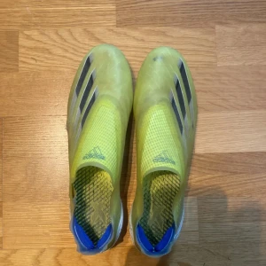 Adidas ghosted x fotbollskor  - Tja, säljer nu mina fotbollskor i storlek 442/3 De har en lite skada i vänstra skorn men känns inget av när man spelar, skick 7/10, väldigt svårt att få tag på dessa skor då de är rätt gammal model, påse ingår vid köp! Hör av er vid frågor tveka inte!