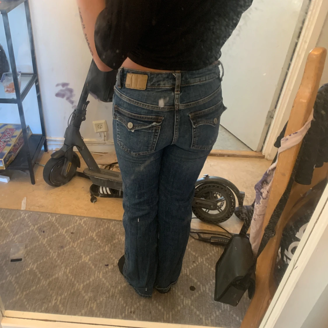 Blåa jeans med fickor  - 2