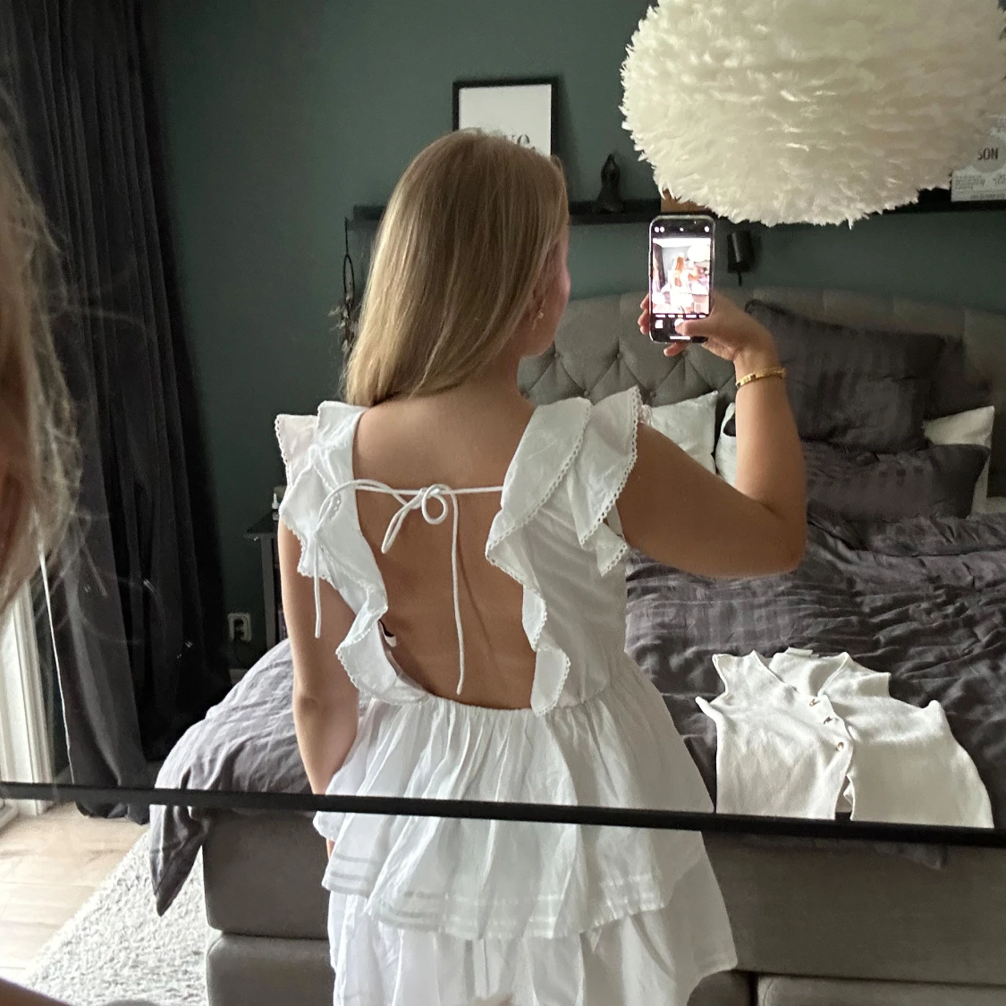 Vit volangklänning med öppen rygg - 1