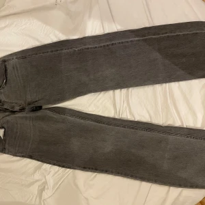 Grå Levi's 505 jeans straight fit - Säljer ett par grå Levi's 505 jeans med klassisk straight fit. Jeansen har fem fickor, dragkedjegylf och den ikoniska läderpatchen bak. Perfekta för dig som gillar en tidlös look och vill ha ett par jeans som funkar till allt.