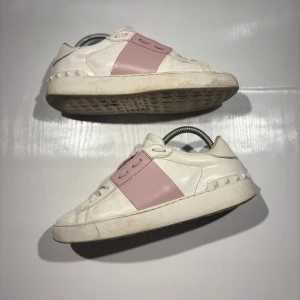 Valentino Open Skor - Hej! Säljer nu mina skor från märket Valentino, storlek 38.5 använt skick, givetvis äkta. Tveka inte på att höra av dig om du har frågor eller funderingar kring skorna! 