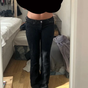 Svarta bootcut jeans  - Säljer ett par svarta bootcut jeans med detaljer på bakfickan , nypris 699, passar mig i längd som är 164 men på gränsen till för korta 