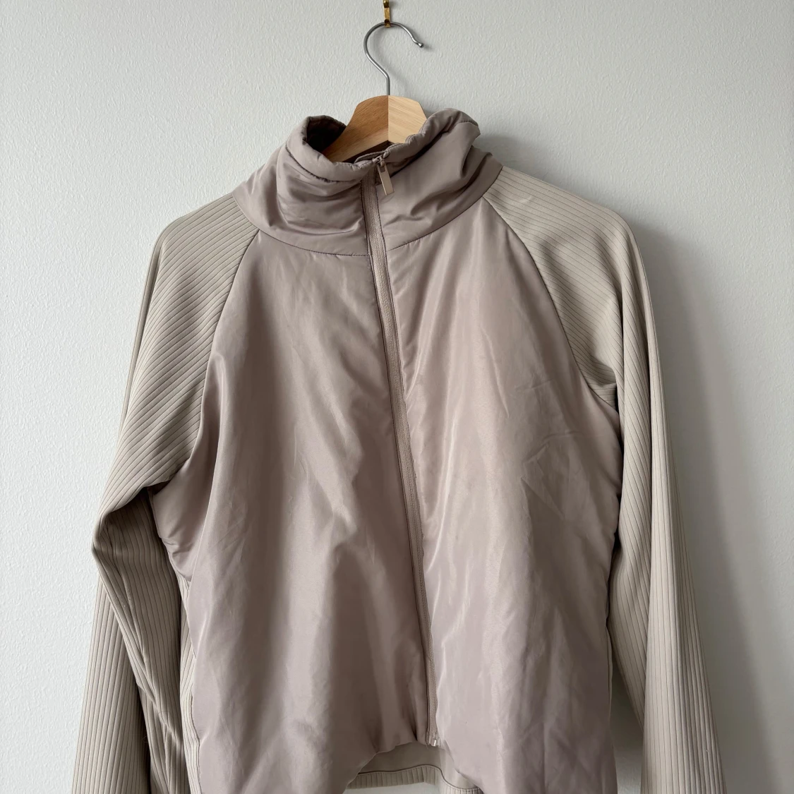 Beige vindjacka med ribbade ärmar