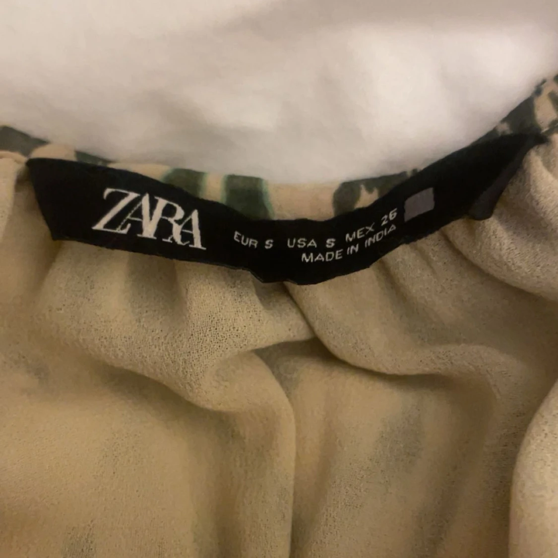 Grönmönstrad kortklänning från Zara - 3