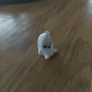 Liten banan vän - Den bits inte 👍 Rolig att ha med sig eller låta bo i ditt rum. Till skillnad från riktiga bananer har den ett ansikte och ruttnar ej 🥰