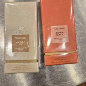 Tom Ford Bitter Peach & Vanilla Sex parfym - Två exklusiva parfymer från Tom Ford: Bitter Peach i en snygg orange förpackning och Vanilla Sex i en elegant beige ask. Båda är Eau de Parfum på 100 ml, Bitter Peach har även en bild på 50 ml flaska i orange glas med lyxig design. Perfekt för dig som gillar unika dofter.