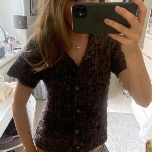 Brun stickad kofta med knappar - Vintage känsla