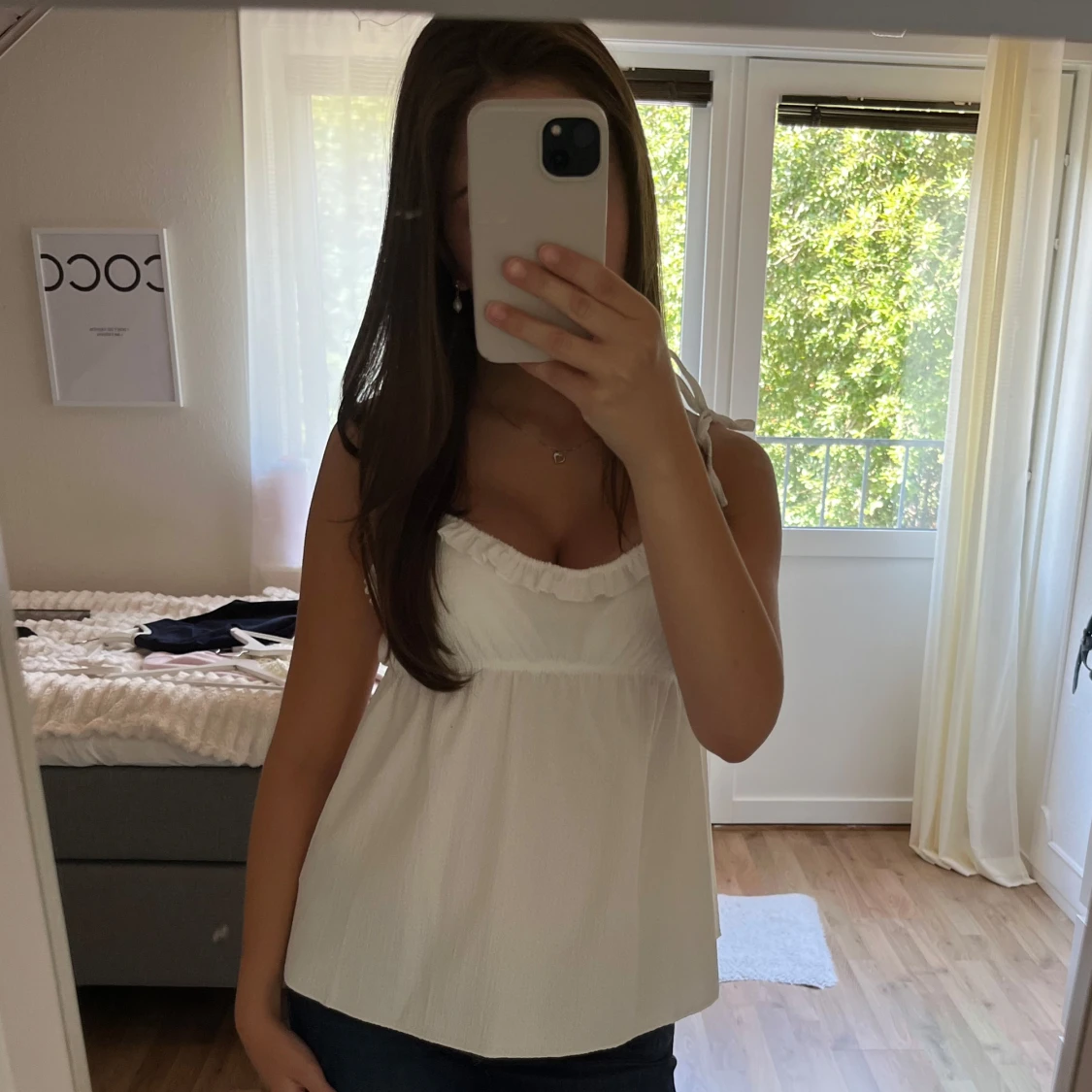 Vit linnetopp med volangdetalj