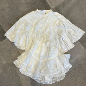 Isabel marant set - Säljer detta superfina setet från Isabel Marant💗 Använd vid ett tillfälle! (Alla lappar är bortklippta så att de ej ska synas alltså även storlekslapparka och tvättinstruktionerna i). Kjolen är ett par shorts och toppen är som en poncho 🫶🏻