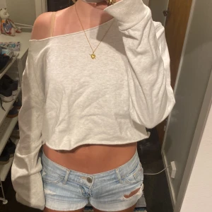 Grå croppad tröja Brandy Melville - Super söt off the shoulder grå brandy Melville tröja, inga hål eller fläckar ❤️