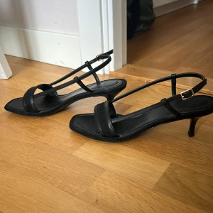 Svarta klackar med smal klack H&M - Fina klackar som är oanvända från H&M💕