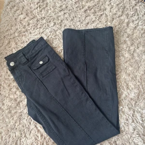Hm jeans  - Jätte fina jeans från hm med låg midja, typ aldrig använda innan. Säljer samma i grönt
