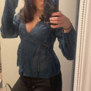 Mörkgrön tunn blus  - Super fin mörkgrön blus från Veromoda💞🥰, säljer för att den inte kommer till användning längre 😊