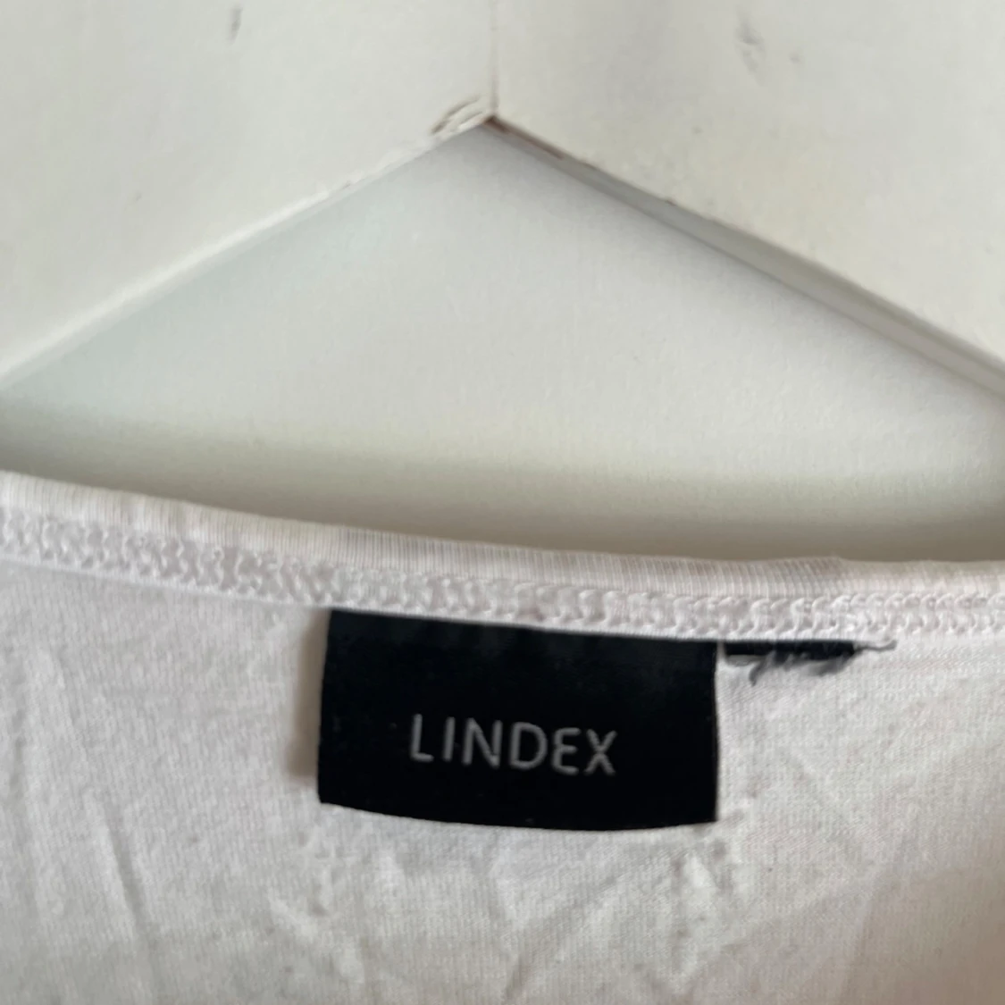 Vit och grå t-shirt med grafiskt tryck Lindex - 2