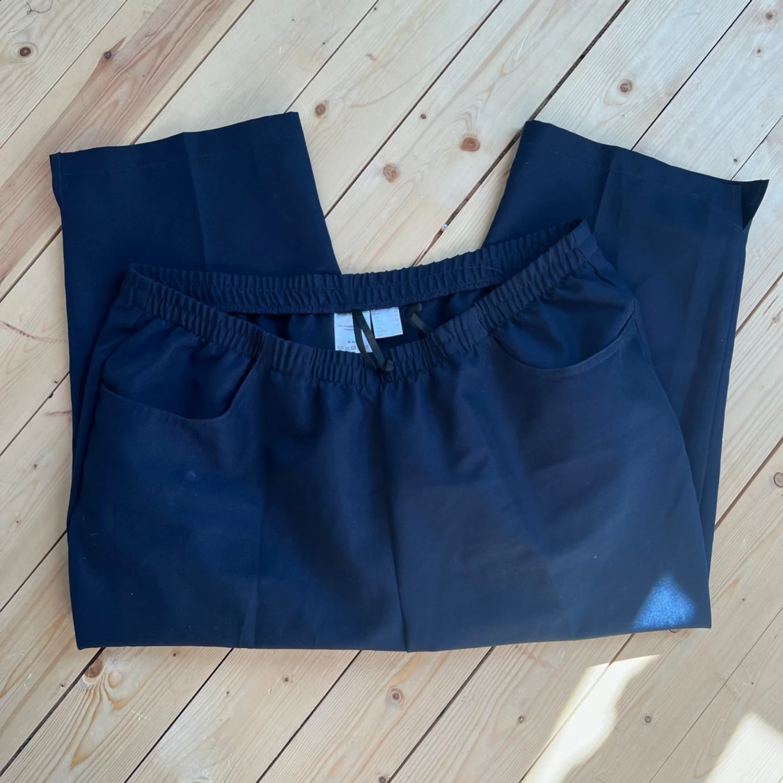 Mörkblå byxor med resårmidja