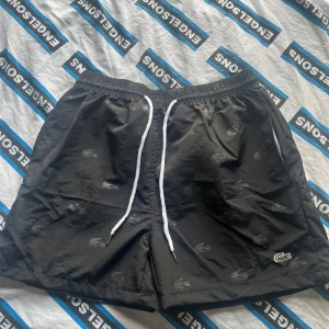 Lacoste Badshorts - Storlek XL men liten i storlek, Oanvänd!!