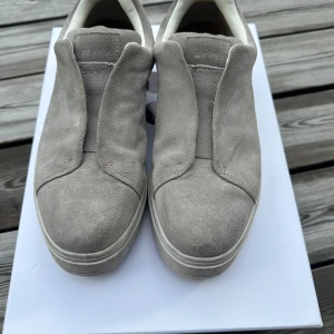 Eytys Doja S-O sneakers i mocka - Eytys Doja S-O sneakers i cementgrå mocka. Använda kanske 3-5 gånger, skick som nya 