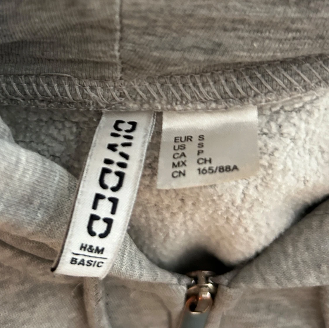 Grå hoodie med dragkedja från H&M Divided - 2