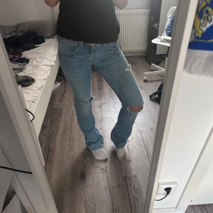 Blå jeans - Blåa jeans från Gina Young som inte länge ekonomer till användning. Hålen har jag gjort själv, jeansen är använda 4-5 ggr, inga defekter ❣️