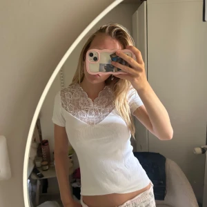 spetstopp  - en jättefin spetstopp som man kan ha både till vardags och fest! från märket anna field i storlek s. knappast använd så fint skick 💗